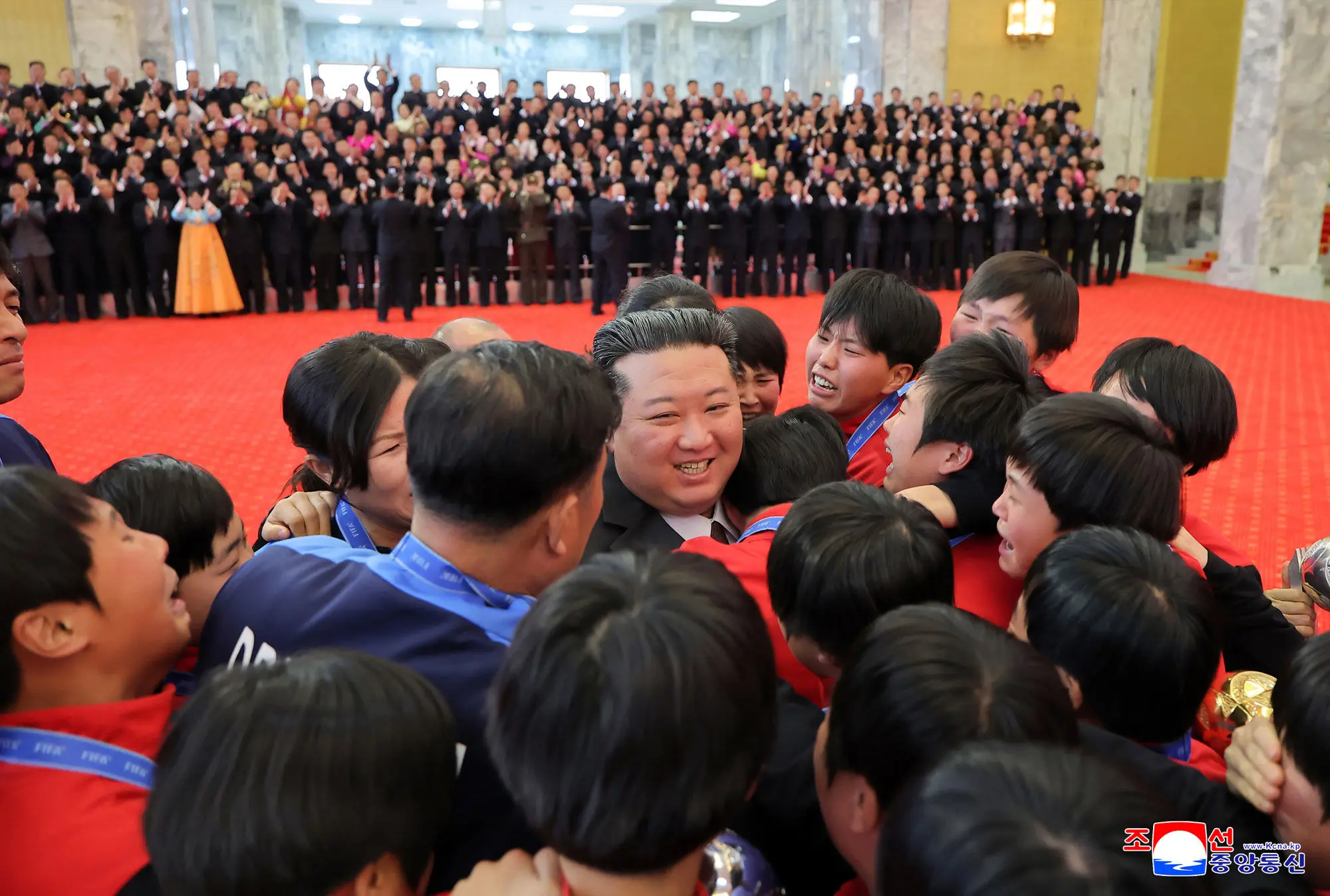 کیم جونگ اون در میان دختران قهرمان