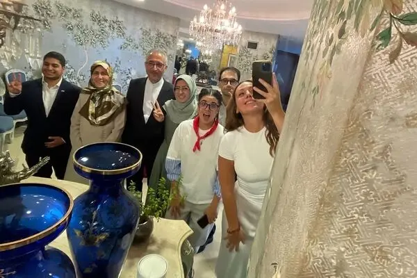 دیدار خبرساز دو کمدین زن مکزیک با سفیر ایران