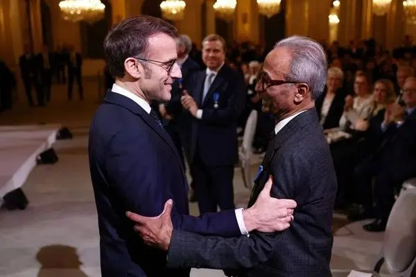 اهدای نشان شوالیه به «علی اکبر» توسط رئیس‌جمهور فرانسه