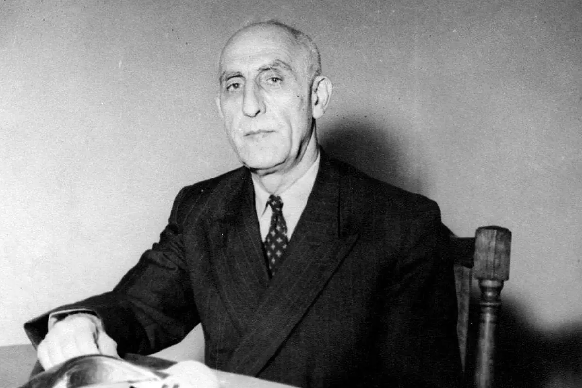 تصویر بوسه مصدق بر دستان ثریا اسفندیاری