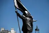 مجسمه جدید بنکسی؛ مردی که پرچمش جلوی دیدش را گرفته است
