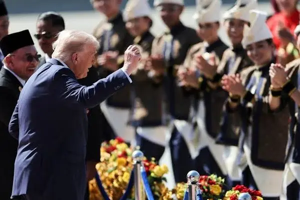 ببینید؛ رقص ترامپ در بدو ورود به کوالالامپور