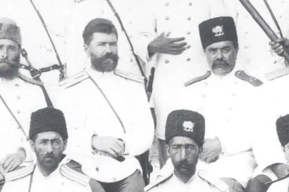 عکس یادگاری «نظامیان ایرانی و روس» در یک باغ؛ دوران قاجار
