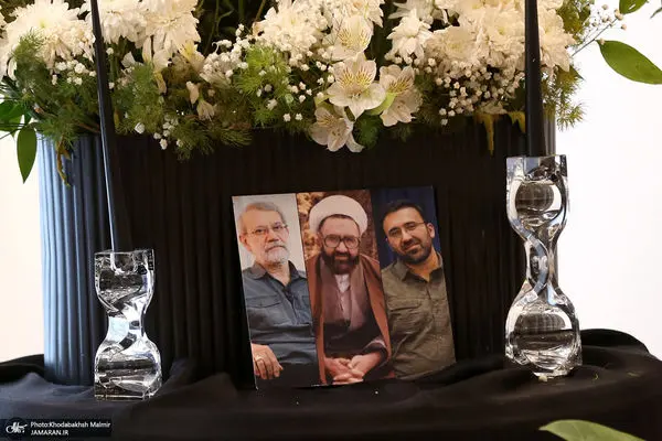 عکس؛ لبخند فرزند علی لاریجانی در تابوت