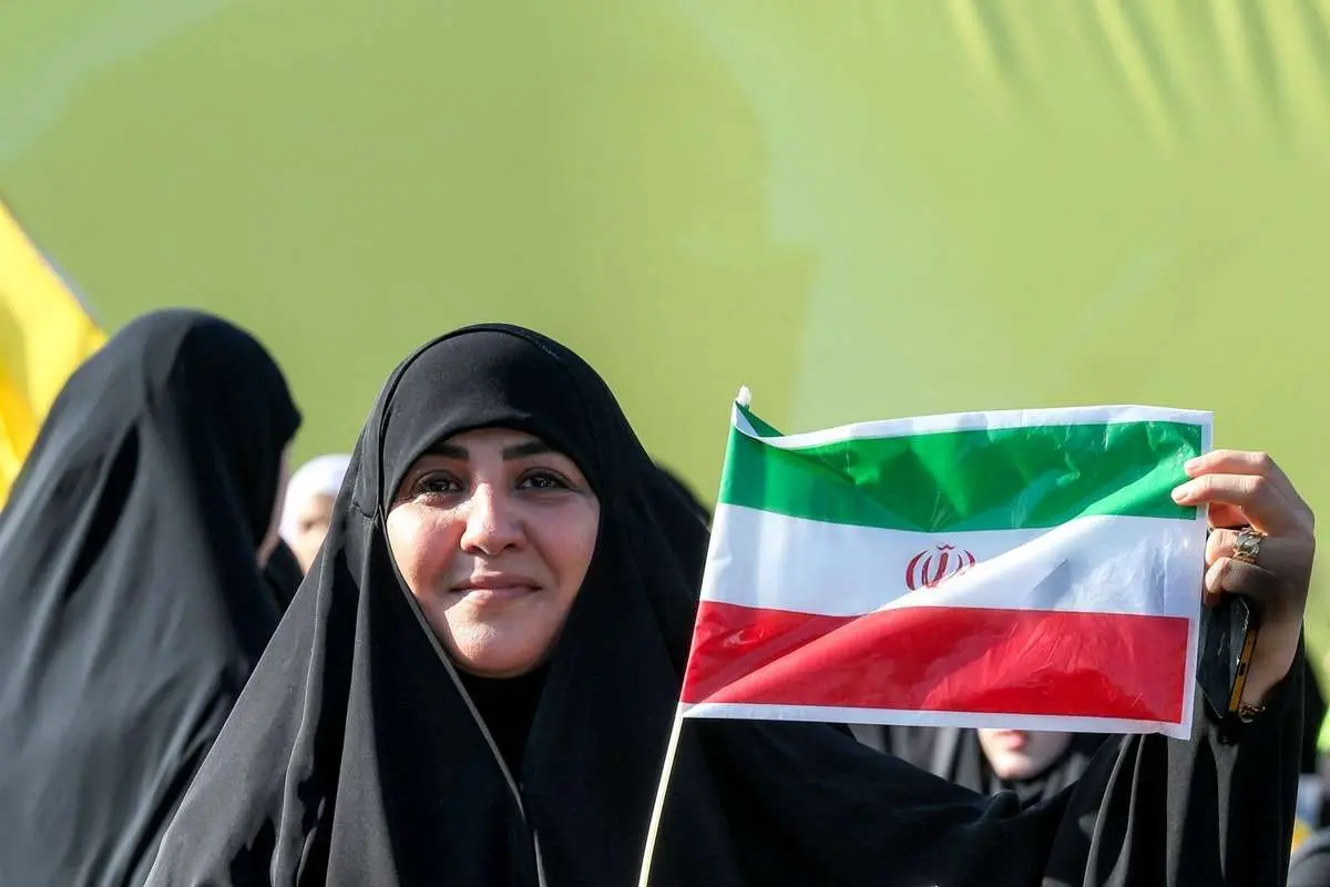 تصاویر؛ اهتزاز پرچم ایران در مراسم سالگرد شهادت سید حسن نصرالله