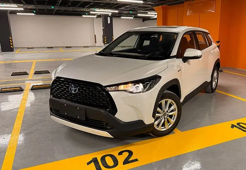 تویوتا کرولا کراس هیبریدی نمای جانبی