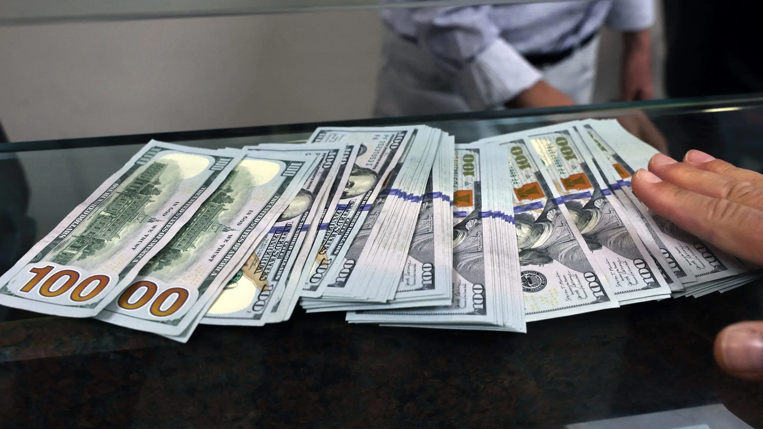 سقوط جهانی نرخ دلار؛ بدترین عملکرد نیمسال اول از دهه ۱۹۷۰