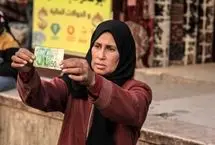 تصاویر؛ زن فلسطینی با ترمیم اسکناس‌های پاره امرار معاش می‌کند