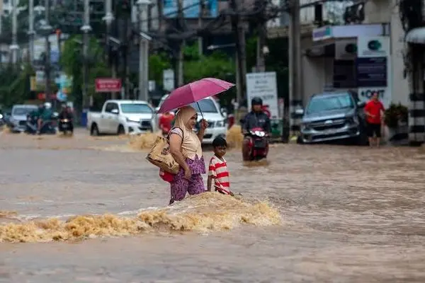 مهمان غول‌پیکری که سیل برای مردم تایلند آورد