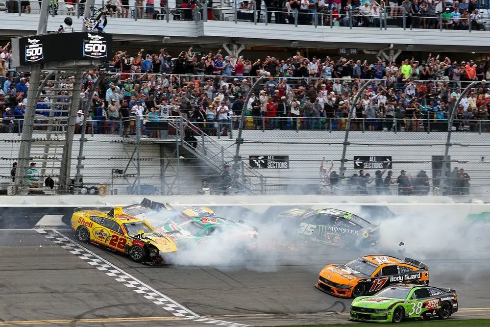 تصادف زنجیره‌ای در مسابقه دیتونا 