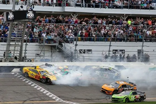 تصادف زنجیره‌ای در مسابقه دیتونا 