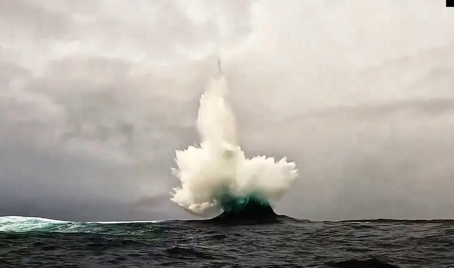 لحظاتی کم‌سابقه از تلاقی ابرموج‌ها در استرالیا

