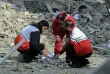 عکس؛ اکرم خدابنده‌ امدادگر مردم آسیب دیده