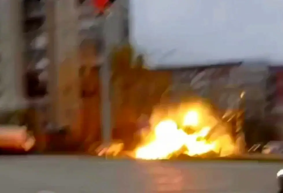 ببینید؛ لحظه برخورد پهپاد روس به یک ساختمان مسکونی در اوکراین