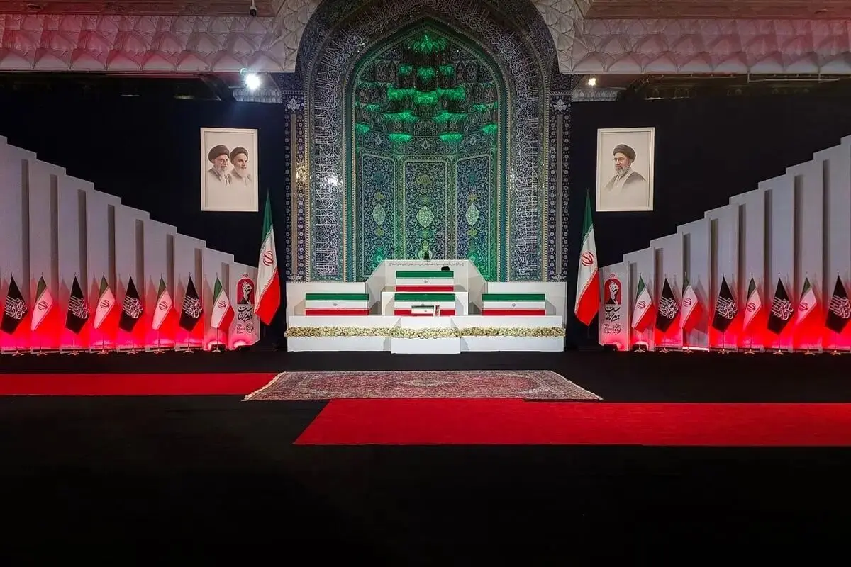 فیلم کامل اقامه نماز بر پیکر رهبر شهید