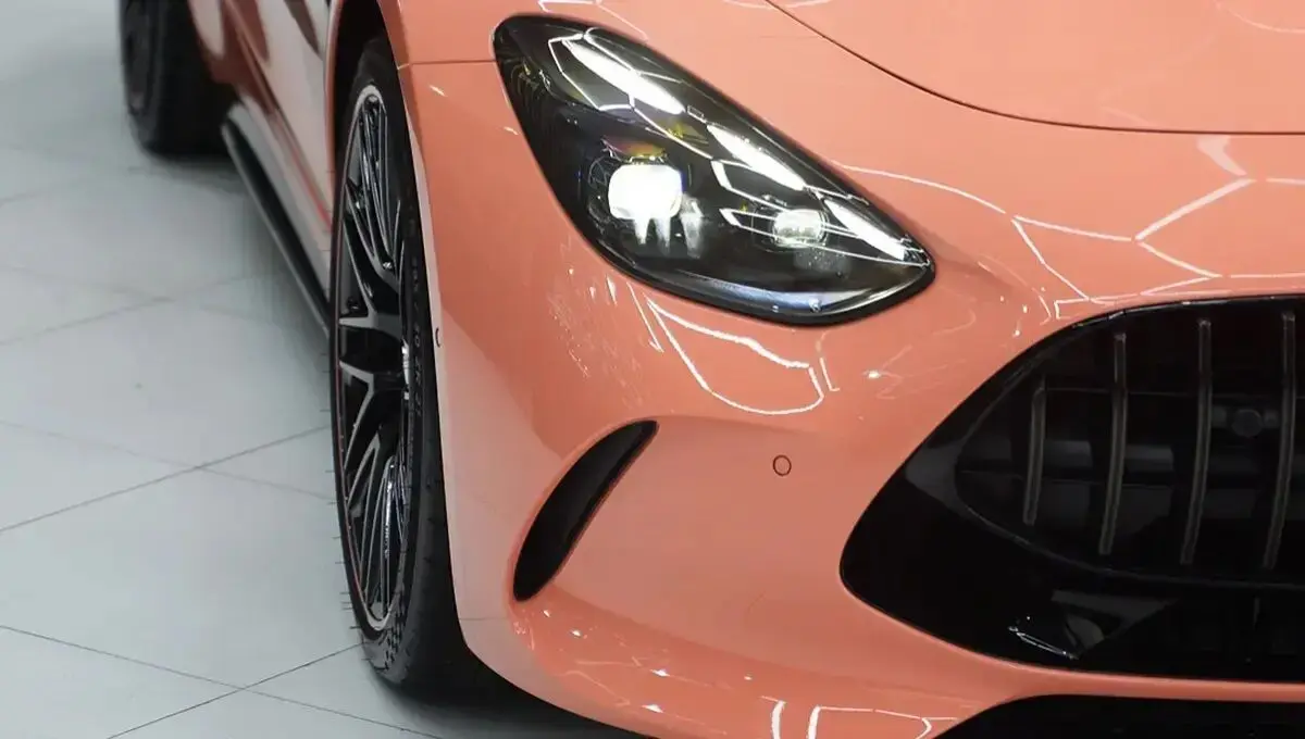 مرسدس AMG GT با لباس پاستلی کمیاب در خیابان های دبی