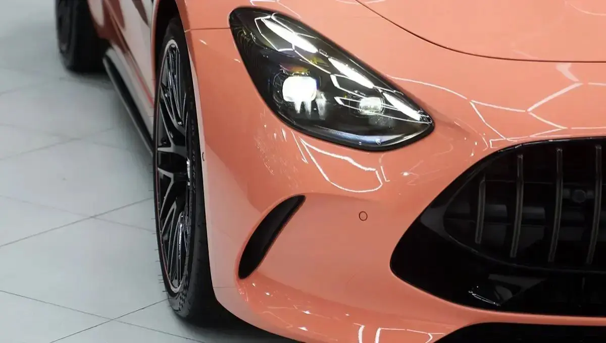 مرسدس AMG GT با لباس پاستلی کمیاب در خیابان های دبی
