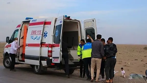 لیفان واژگون شد؛ مادر و کودک از خودرو به بیرون پرتاب شدند