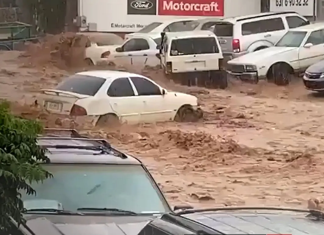 سیلاب‌ ناگهانی در مکزیک خودروها را با خود برد