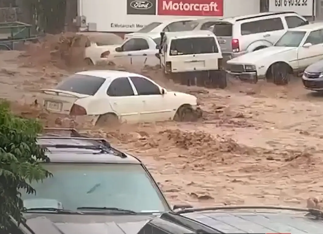 سیلاب‌ ناگهانی در مکزیک خودروها را با خود برد