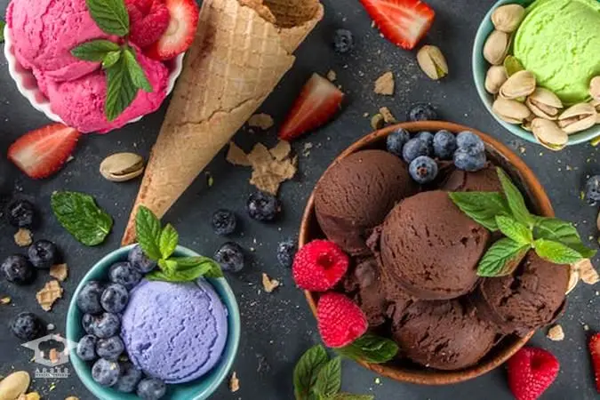 طرز تهیه بستنی قیفی خانگی با میوه و شکلات 

