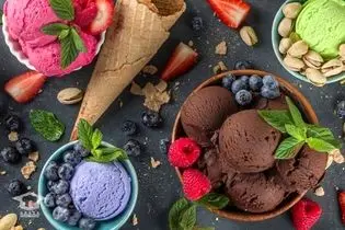 طرز تهیه بستنی قیفی خانگی با میوه و شکلات 

