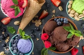 طرز تهیه بستنی قیفی خانگی با میوه و شکلات 

