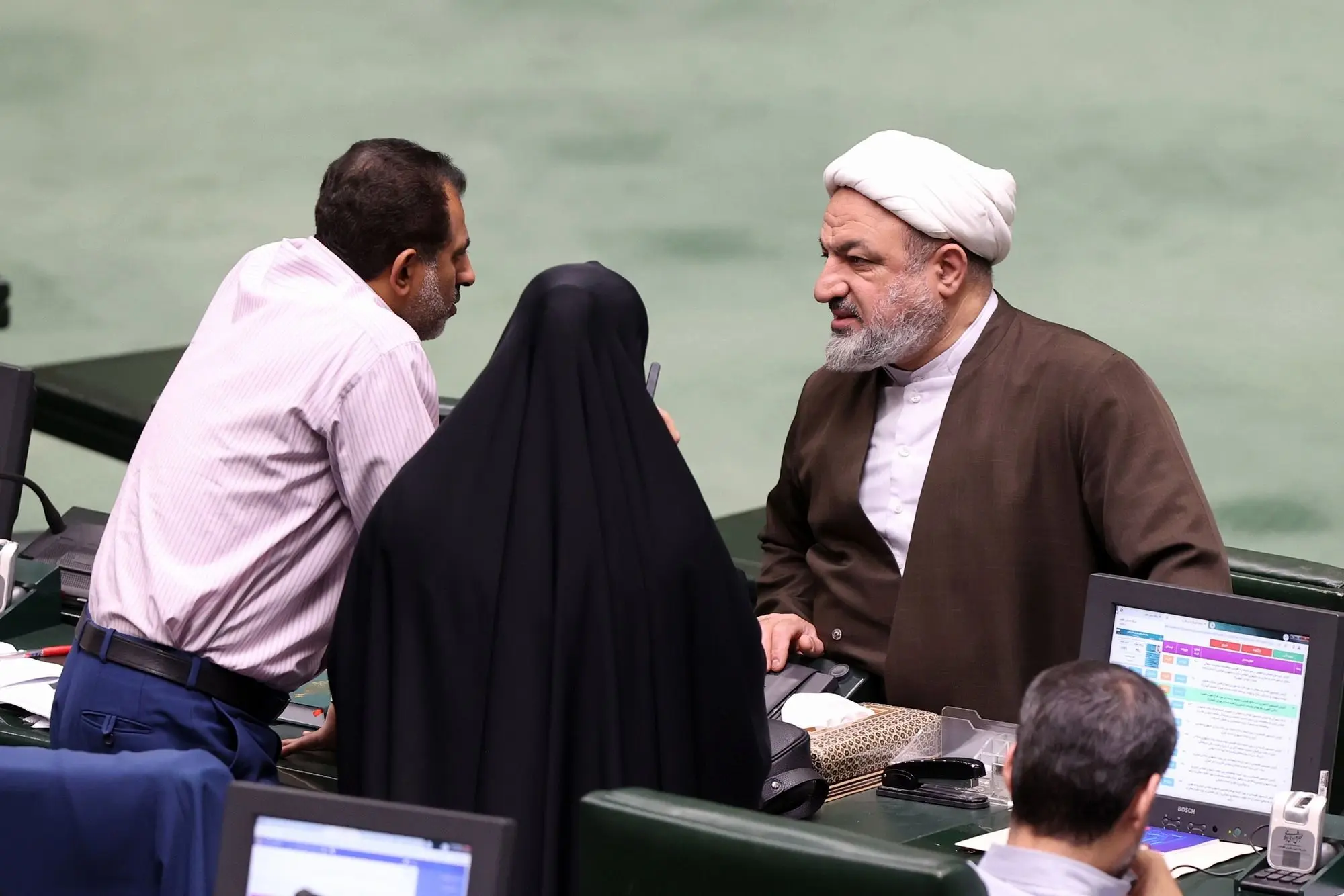 جدال رسایی و آزادی خواه درباره پیامک‌های انتخاباتی در مجلس