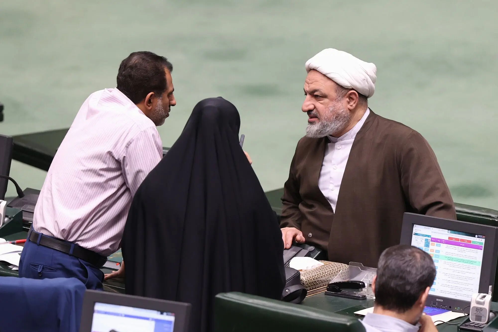 جدال رسایی و آزادی خواه درباره پیامک‌های انتخاباتی در مجلس