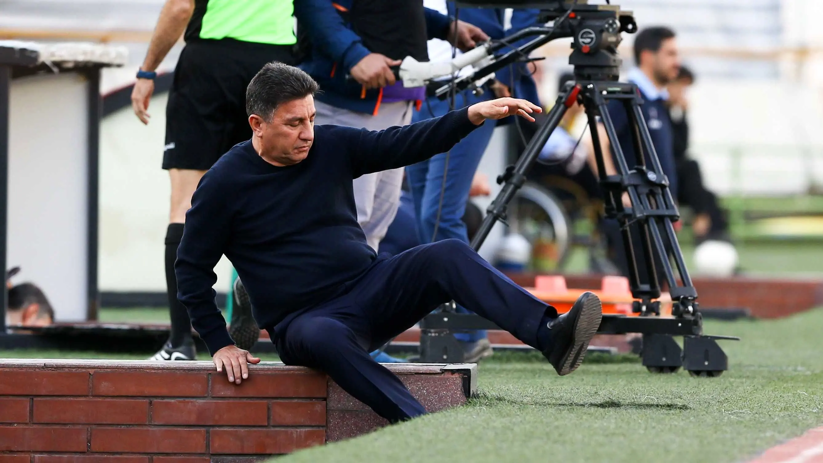 تصمیم سخت مهدی تاج برای قلعه‌نویی؛ کنار مردم یا روبروی مردم؟