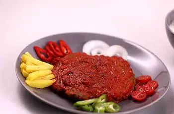 کباب تابه‌ای مرغ با سس آلبالو؛ طعم خاص و خوشمزه 

