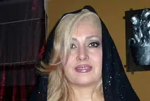 «جهانگیر فروهر» در حال صحبت با دخترش «لیلا فروهر» در دهه ۴۰