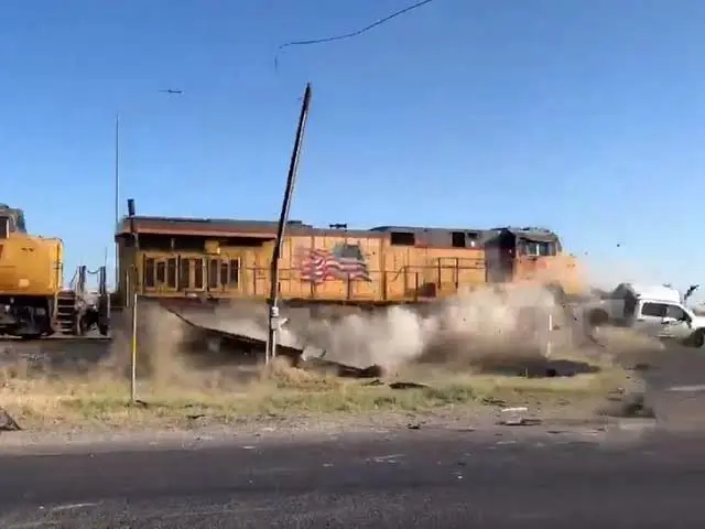 برخورد قطار باری با کامیون حامل خودرو در تگزاس