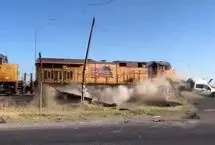 برخورد قطار باری با کامیون حامل خودرو در تگزاس