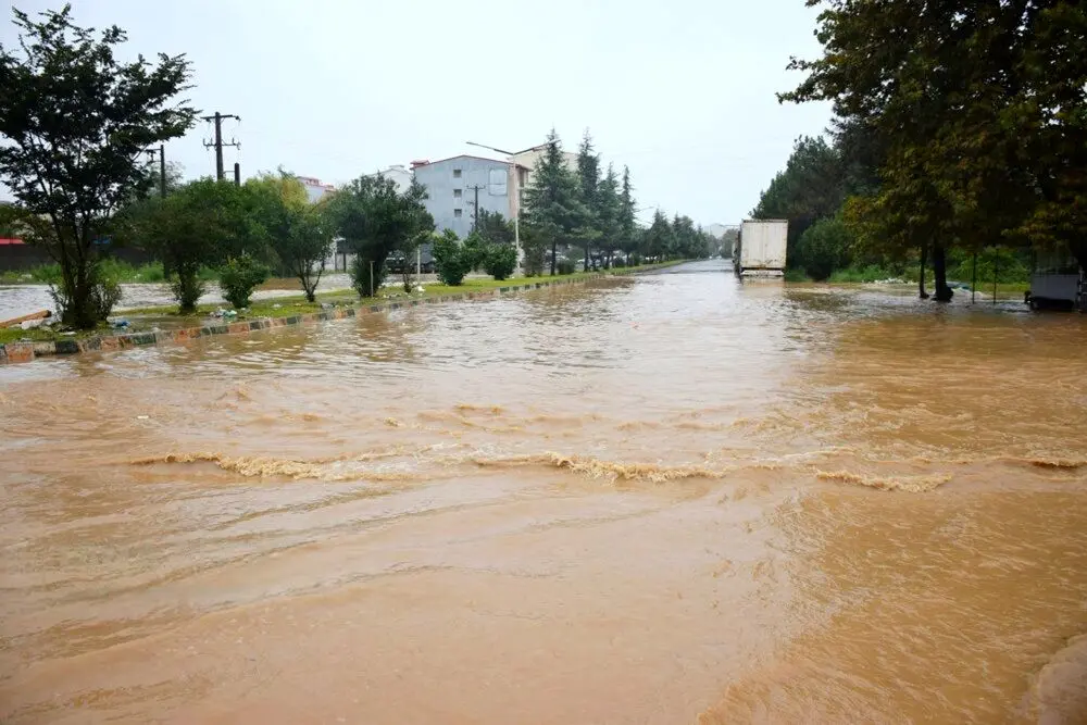 تصاویر؛ بارش باران و آبگرفتگی معابر در آستارا