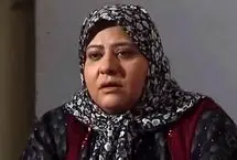 رابعه اسکویی با چهره‌ای شاد در یک رستوران