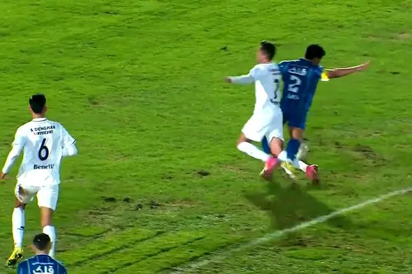 ببینید؛ سرنگونی حردانی در محوطه جریمه ملوان/ پنالتی استقلال سوخت؟