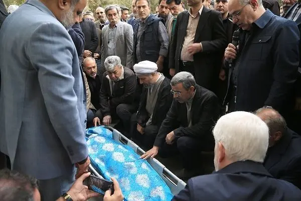 تصاویر؛ مراسم تشییع خواهر احمدی‌نژاد