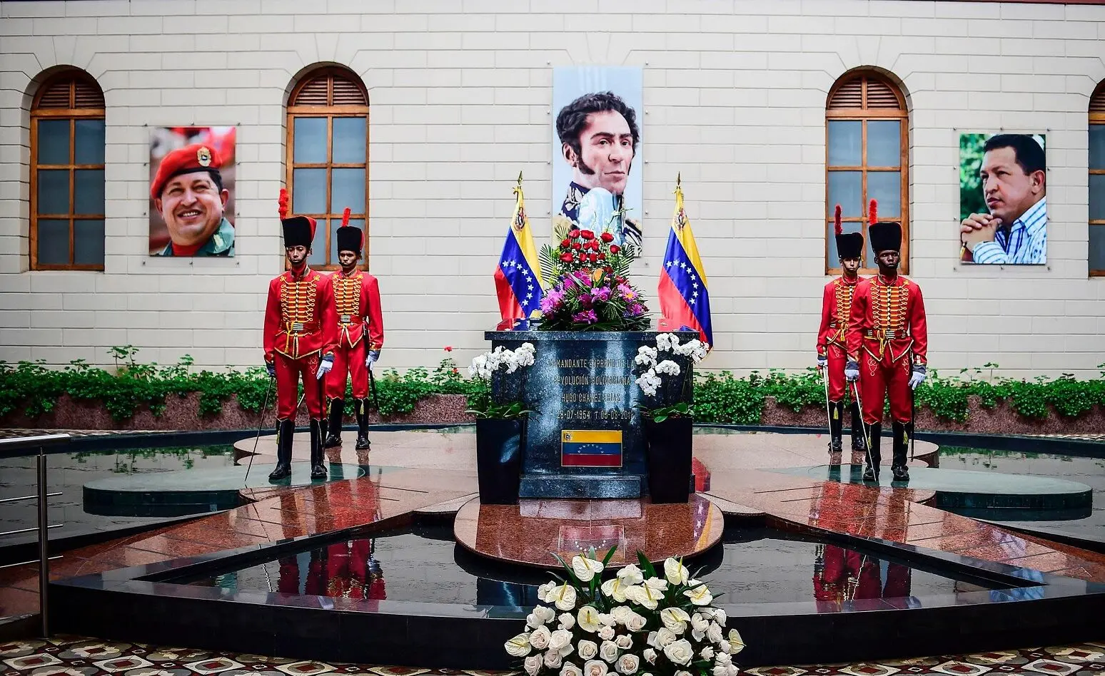 عکسی از قبر بمباران شده هوگو چاوز؟