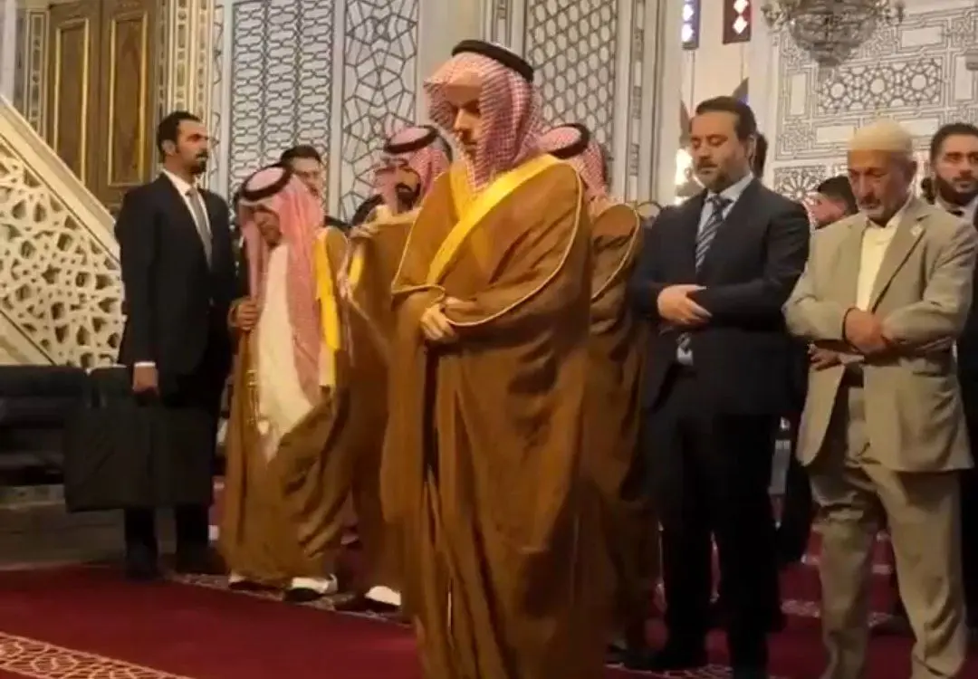ببینید؛ وزیر خارجهٔ عربستان در مسجد اموی پیش‌نماز شد
