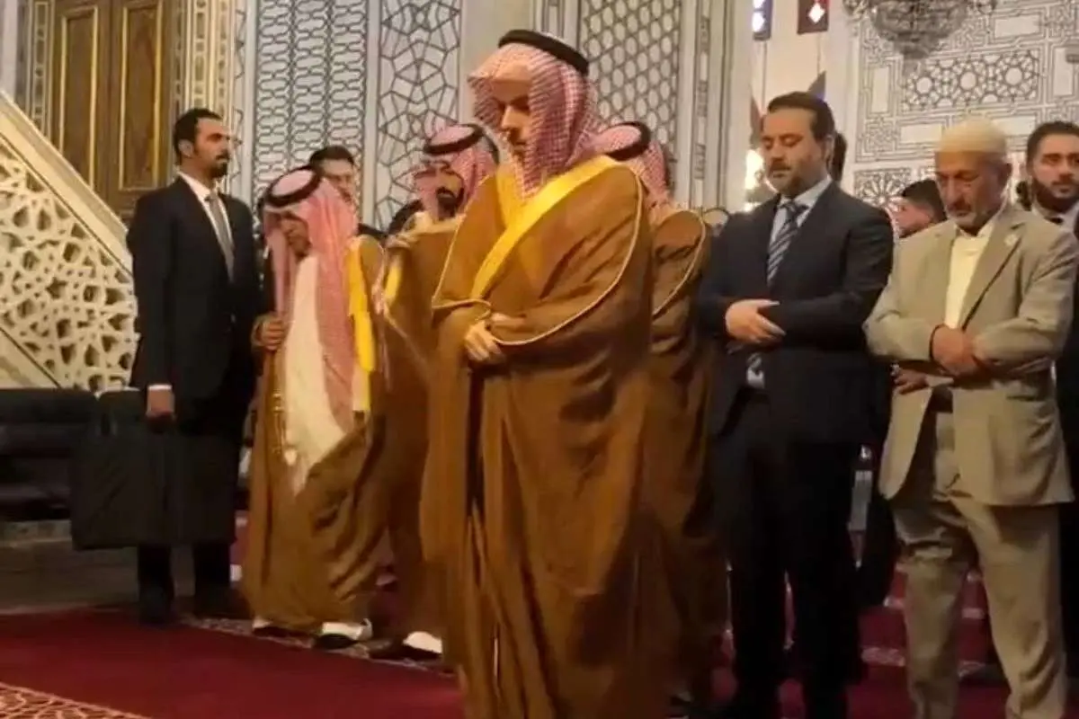 ببینید؛ وزیر خارجهٔ عربستان در مسجد اموی پیش‌نماز شد