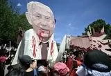 ببینید؛ غل و زنجیر نتانیاهو مقابل کاخ سفید!