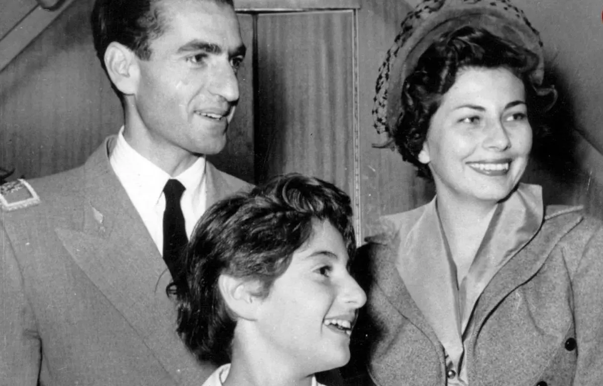 تصویر؛ «ثریا اسفندیاری و محمدرضا پهلوی» در سفر هند؛ سال 1334