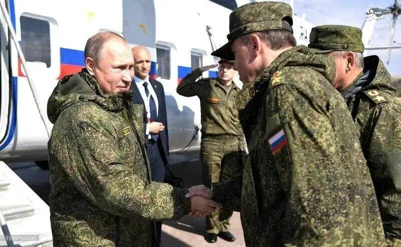 حضور پوتین با لباس نظامی در قرارگاه فرماندهی ارتش روسیه
