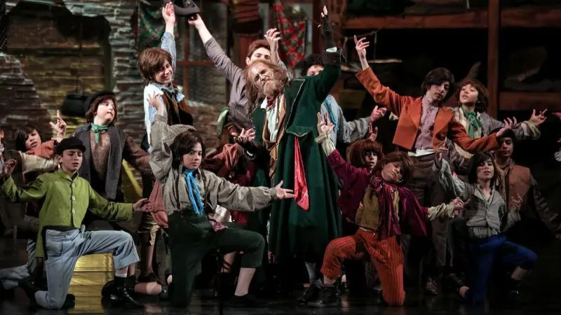 علیرضا قربانی کنار بازیگران الیورتوئیست