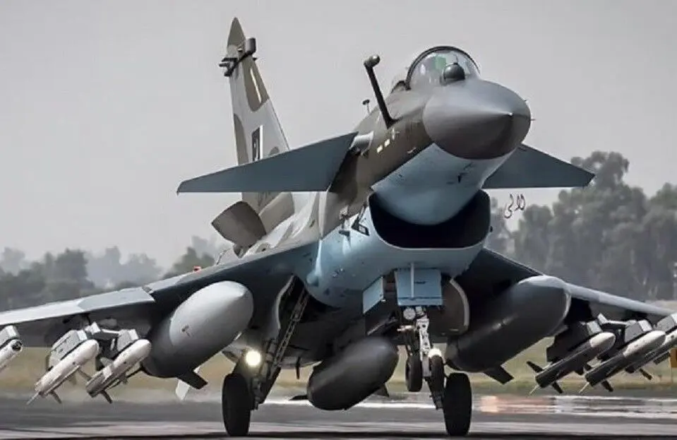 ببینید؛ لحظه پرواز جنگنده  JF-17  ارتش پاکستان برای حمله به هند
