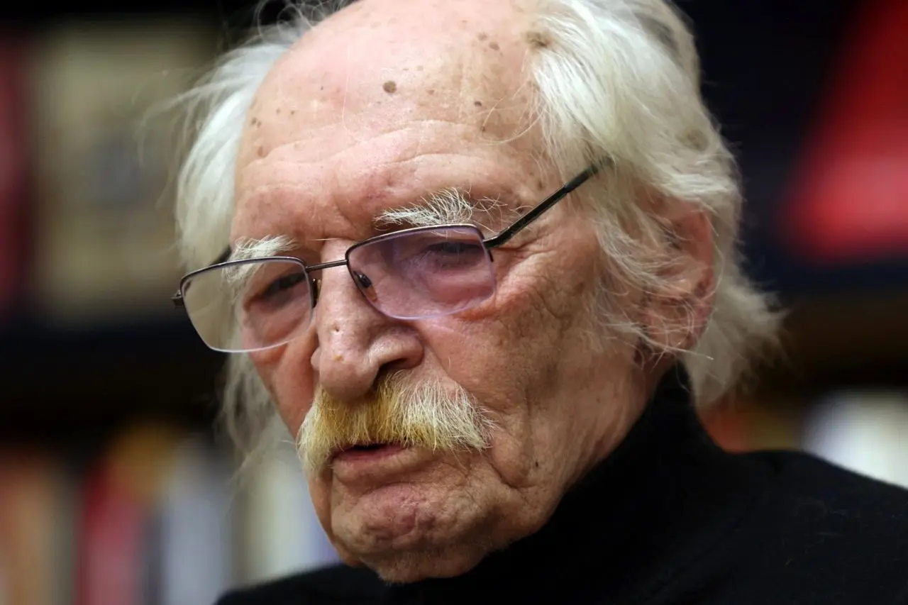 عکس؛ سیگار کشیدن محمود دولت‌آبادی