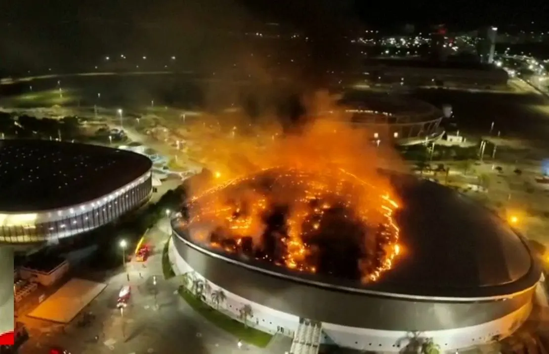 ببینید؛ ورزشگاه المپیک در آتش سوخت