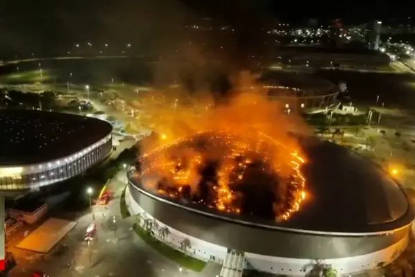 ببینید؛ ورزشگاه المپیک در آتش سوخت