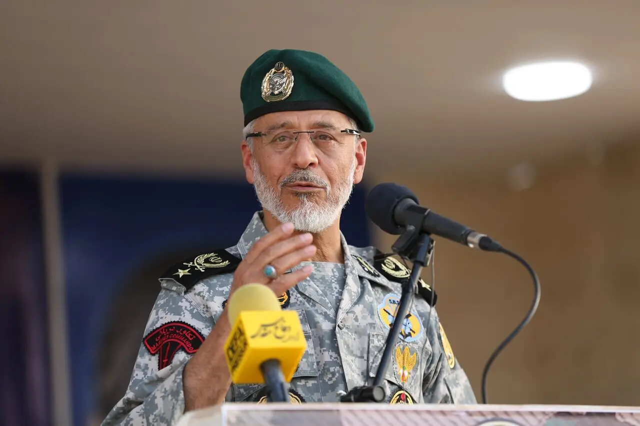 دریادار سیاری: دشمن در مورد ایران دچار اشتباه محاسباتی شده است